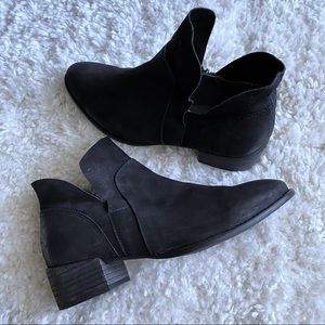 Seychelles Black Suede Ankle Booties size 8